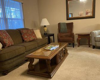 Fall Special- Quiet & Peaceful with Toys!! - Hot Springs Village - Sala de estar