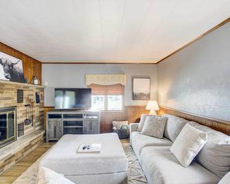 Cozy Wisconsin Abode Walk to Lake Michigan! - Algoma - Wohnzimmer