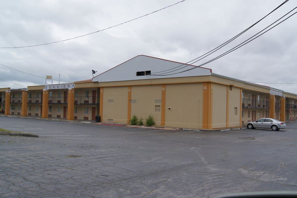 Building view of Executive Inn