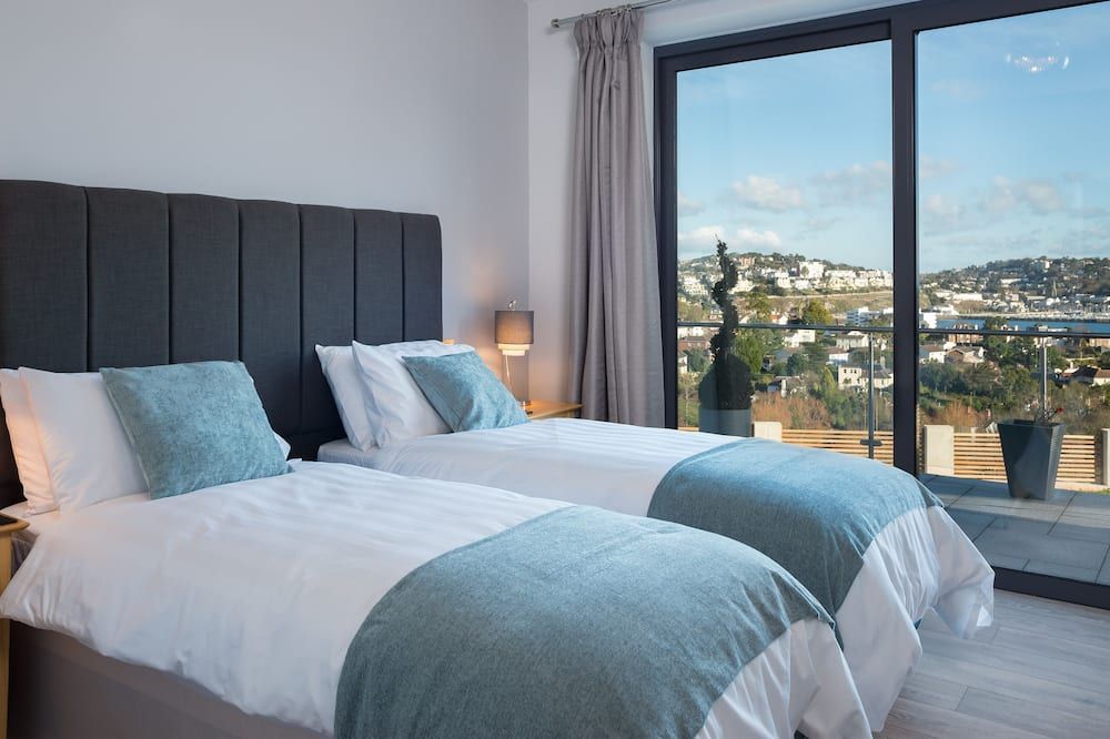 Luxury Apartment - Sleeps 4 - Spectacular Views with Private Pool and Hot Tub - Torquay - Bedroom