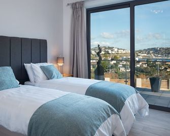 Luxury Apartment - Sleeps 4 - Spectacular Views with Private Pool and Hot Tub - Torquay - Bedroom