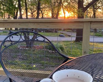 Lake view in Disney! Ride to trails; 1/2 mile to boat ramp. New remodel! - Disney - Balcón