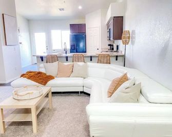 Yuma Boho/Airy 3 bedroom home with free parking - Yuma - Living room