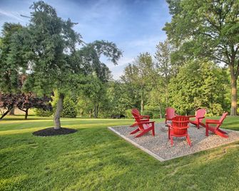 Private 30+ Acre Estate with its own 6 Acre Lake and one lane bowling alley! - Bernville - Patio