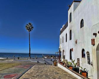 Casa Luna Llena oceanfront villa, sleeps 20+, pool, jacuzzi, beach, bbq, views - Puerto Nuevo - Edificio