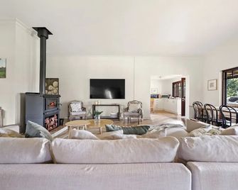 Island Brook Estate Vineyard and Chalets - Metricup - Living room