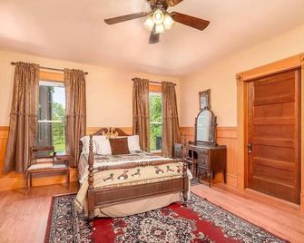 Incredible White Mountains 7 Bedroom 7 Bath Historical Home! - Jefferson - Bedroom