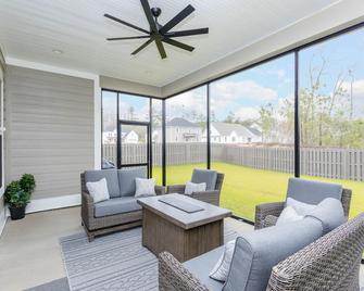 Large, Luxury, Family-Sized Home with Game Room, Screened Porch & Exercise Area - Evans - Living room