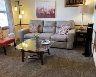 Great Location! Very Clean 1-Bedroom Townhouse - St Joseph - Living room