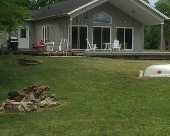 Modern Family-Friendly Cottage On Pelee Island - Pelee Island - Patio