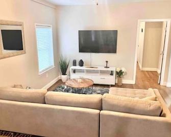Cozy & Private home w/ in-ground pool - Warner Robins - Living room