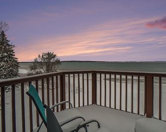 Beachside 323 Waterfront Condo - Traverse City - Parveke