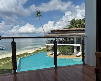 Resort Deja Vu - Siquijor - Piscina