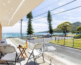 Shoal Towers, Unit 2 11 Shoal Bay Rd Air Conditioning Wifi free Netflix water views - Shoal Bay - Balcony
