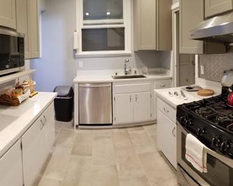 Modern, Chic, 3bedroom/2bath, Patio, GGB and City views and free breakfast.brbr - San Francisco - Cucina