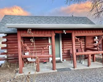 Roundtop Mountain Vista - Cabins and Motel - Thermopolis - Innenhof