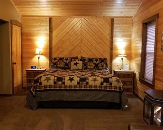 Luxury Cabins with two person jacuzzi tub. Fabulous location near Lake Red Rock. - Knoxville - Bedroom
