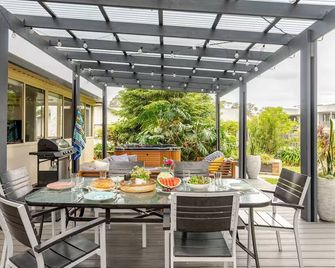 White Sandy Beach, Hot Spa, Fire pit, Outdoor living Area, Trampoline & more - 카랄라 베이 - 파티오