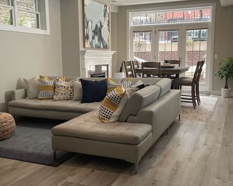 Prime Location! Modern 3 Bed 3 Bath Rental in Chicago - 시카고 - 거실