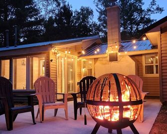 Completely remodeled cabin on 18 acres - across from Little Manistee River! - Manistee - Patio