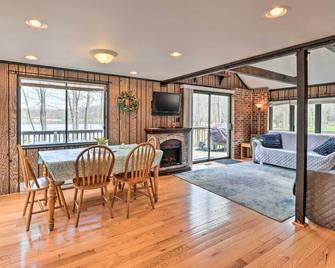 Pocono Lake Home with Fire Pit Walk to Ski Hill! - Pocono Pines - Dining room