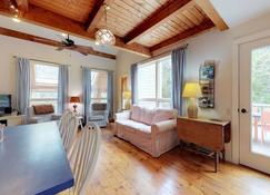 Home with deck, great location in the heart of Acadia National Park - Bar Harbor - Wohnzimmer