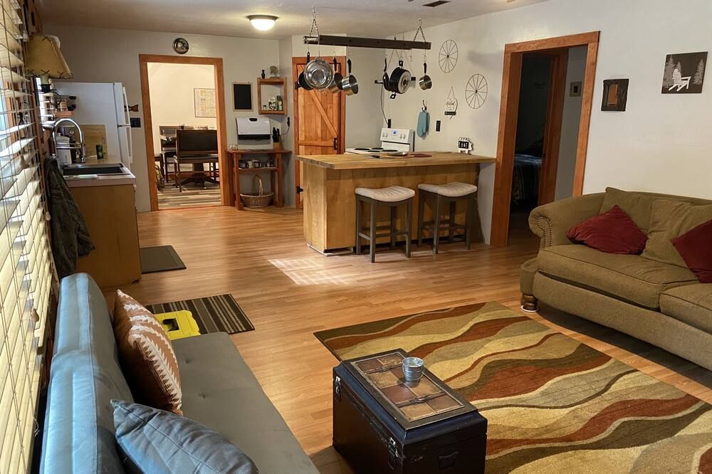 Rustic home on wooded lot, very private. Lake and dock access. Close to trails. - Prudenville - Sala de estar