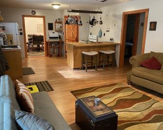 Rustic home on wooded lot, very private. Lake and dock access. Close to trails. - Prudenville - Sala de estar