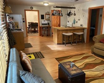 Rustic home on wooded lot, very private. Lake and dock access. Close to trails. - Prudenville - Sala de estar