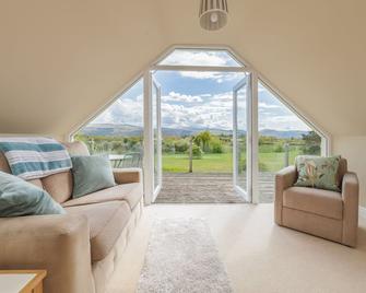 Close Vark Farmhouse - a holiday cottage that sleeps 2 guests in 1 bedroom - Ramsey - Living room