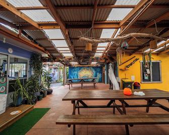 Ozzie Pozzie Backpackers - Yha - Port Macquarie - Innenhof