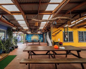 Ozzie Pozzie Backpackers - Port Macquarie - Patio