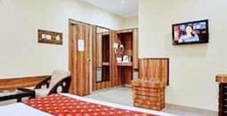 Di Di Hotel Alambagh - 勒克瑙 - 臥室