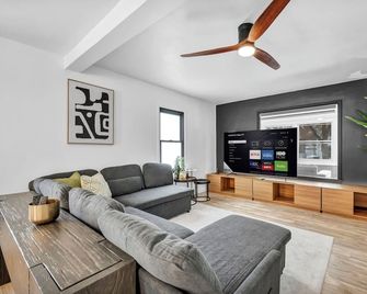 Modern Stylish Urban Haven 4 Bedroom 2 Bath - Dog Friendly - Akron - Living room