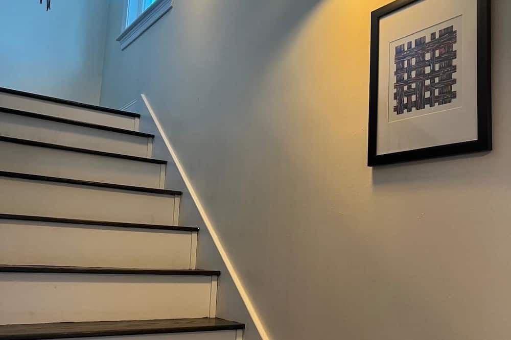 Adorable 4-bedroom house with AC in charming Attleboro - Attleboro - Escaleras