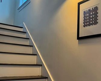 Adorable 4-bedroom house with AC in charming Attleboro - Attleboro - Escaleras