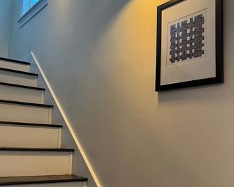 Adorable 4-bedroom house with AC in charming Attleboro - Attleboro - Escaleras