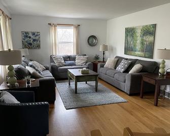 Spacious Lakefront Home for Large Groups, 2 Acres, Central AC, Kayaks, Boat Dock - Auburn - Obývací pokoj