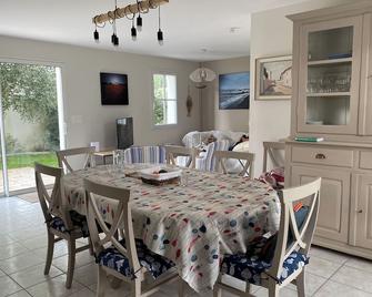 Pleasant sunny house with terrace and garden, close to the beach. - Saint-Martin-de-Ré - Dining room