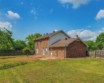 Smyrna Home with Private Yard 25 Mi to Nashville! - Smyrna - Building