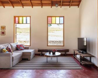 Quinta do ITAOCA is in the charming city of Guararema. - Guararema - Living room