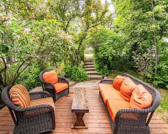 Sandy Beach Hideaway. Cozy and Bright. Entire house steps from the Sandy Beach! - Sylvan Lake - Patio