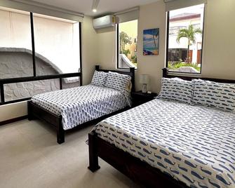 Beach & Oceanfront Stunning 6-Bedroom Home. Newly Remodeled 2nd Floor Addition! - Playa Hermosa - Habitación