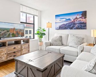 Gem on Congress - King Bed, Free Parking, Dog & Family Friendly, Modern Condo - Portland - Living room