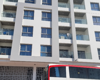 Bella Hostel - Luxury Bed Spaces - Garhoud - Building