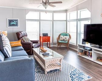 Sunny Hideaway - Venture Out Unit 276 - Summerland Key - Living room