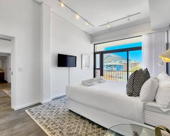 Chic Rooftop Apartment by the Sea 6onn Sea Point - Cape Town - Bedroom