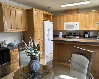 Charming Sunny House 5 min by Siesta Key Beach 5 min Downtown Sarasota - South Sarasota - Kitchen