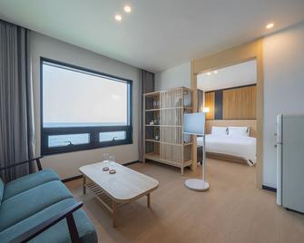 Hotel 701 Gyeongju - キョンジュ - リビングルーム
