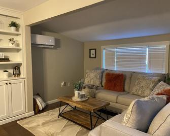 Charlies Riverfront Cottage - Molalla - Sala de estar